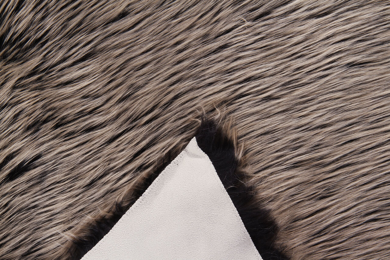 Eco Lambskin Taupe in Finta Pelliccia – Plaid, Tappeto o Coprisedia – Morbido, Elegante - Image 5